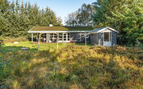 Dorete - 2.2Km from the Sea: Bygning, Hus, Vindue, Hjem, Tag, Boligområde, Busk, Sommerhus, Land Lot
