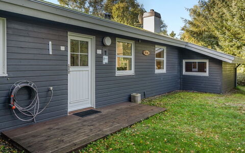Dorete - 2.2Km from the Sea: Bygning, Hus, Vindue, Hjem, Tag, Boligområde, Busk, Sommerhus, Land Lot