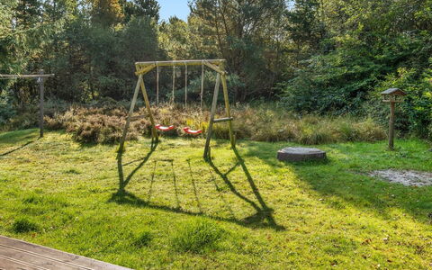 Dorete - 2.2Km from the Sea: Bygning, Hus, Vindue, Hjem, Tag, Boligområde, Busk, Sommerhus, Land Lot