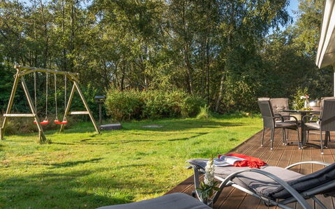 Dorete - 2.2Km from the Sea: Bygning, Hus, Vindue, Hjem, Tag, Boligområde, Busk, Sommerhus, Land Lot