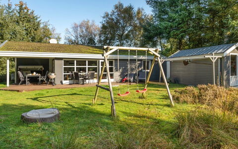Dorete - 2.2Km from the Sea: Bygning, Hus, Vindue, Hjem, Tag, Boligområde, Busk, Sommerhus, Land Lot
