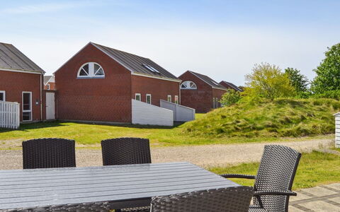 Aya - 2.3Km from the Sea: Bygning, Hus, Vindue, Hjem, Tag, Boligområde, Busk, Sommerhus, Land Lot