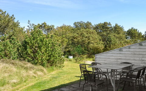 Aya - 2.3Km from the Sea: Bygning, Hus, Vindue, Hjem, Tag, Boligområde, Busk, Sommerhus, Land Lot