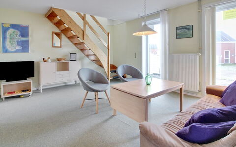 Aya - 2.3Km from the Sea: Bygning, Hus, Vindue, Hjem, Tag, Boligområde, Busk, Sommerhus, Land Lot