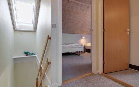 Aya - 2.3Km from the Sea: Bygning, Hus, Vindue, Hjem, Tag, Boligområde, Busk, Sommerhus, Land Lot