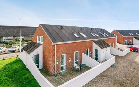 Ginger - 2.3Km from the Sea: Bygning, Hus, Vindue, Hjem, Tag, Boligområde, Busk, Sommerhus, Land Lot