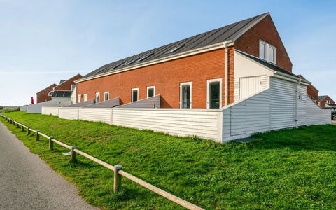 Ginger - 2.3Km from the Sea: Bygning, Hus, Vindue, Hjem, Tag, Boligområde, Busk, Sommerhus, Land Lot