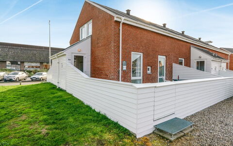 Ginger - 2.3Km from the Sea: Bygning, Hus, Vindue, Hjem, Tag, Boligområde, Busk, Sommerhus, Land Lot