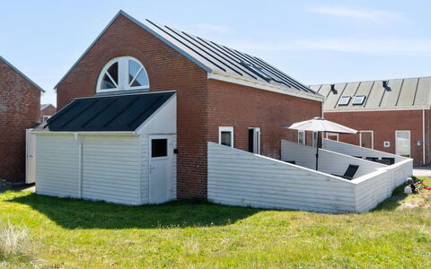 Gaëlle - 2.3Km from the Sea: Bygning, Hus, Vindue, Hjem, Tag, Boligområde, Busk, Sommerhus, Land Lot