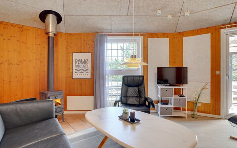 Mariette - 3.1Km from the Sea: Gulvbelægning, Indretning, Etage, Møbel, Loft, Stol, Bejdse, Lysarmatur, Hårdttræ, Stue
