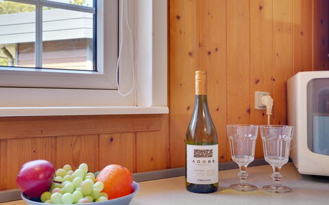 Mariette - 3.1Km from the Sea: Glas, Drinkware, Serveware, Bejdse, Klarlak, Mad, Hårdttræ, Glas Flaske, Flaske