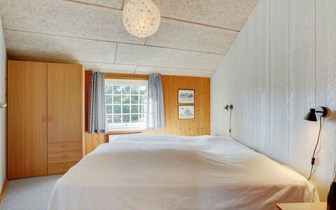 Mariette - 3.1Km from the Sea: Træ, Gulvbelægning, Loft, Indretning, Etage, Soveværelse, Belysning, Seng, Møbel, Værelse