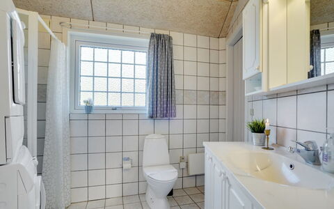 Mariette - 3.1Km from the Sea: Sanitærarmatur, Gulvbelægning, Etage, Håndvask, Vvs, Loft, Tap, Kompositmateriale, Flise, Badeværelse