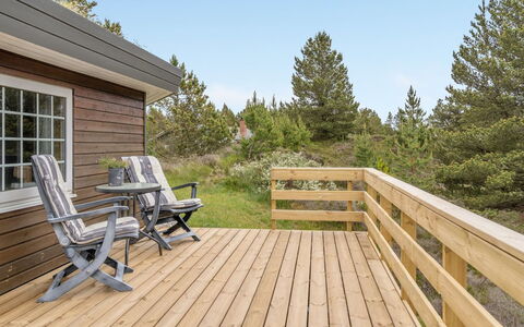 Mariette - 3.1Km from the Sea: Træ, Veranda, Hårdttræ, Planke, Møbel, Land Lot, Dæk, Bejdse, Sommerhus, Udendørs Møbler