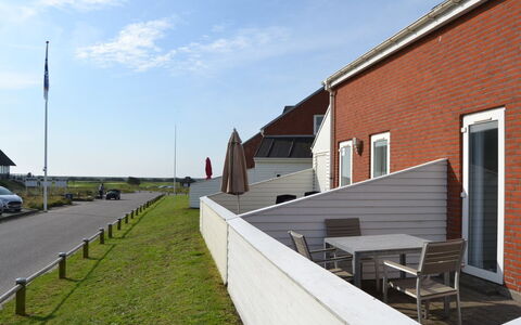 Arna - 2.3Km from the Sea: Bygning, Hus, Vindue, Hjem, Tag, Boligområde, Busk, Sommerhus, Land Lot