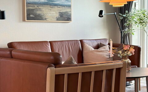 Adils - 2.5Km from the Sea: Træ, Indretning, Brun, Møbel, Bejdse, Hårdttræ, Klarlak, Design, Krydsfiner, Stue