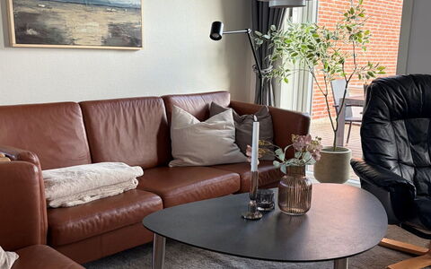Adils - 2.5Km from the Sea: Møbel, Couch, Stue, Indretning, Hjem, Gulvbelægning, Etage, Trægulve