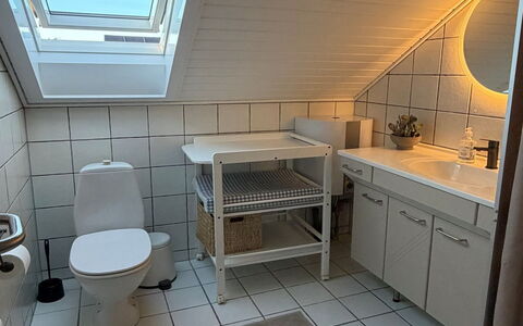 Adils - 2.5Km from the Sea: Sanitærarmatur, Håndvask, Gulvbelægning, Etage, Badeværelsesvask, Indretning, Tap, Badeværelse, Vvs, Toilet