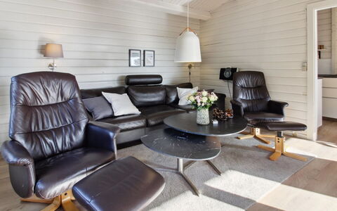 Herborg - 1Km from the Sea: Stue, Couch, Trægulve, Hårdttræ, Lampe, Lysarmatur, Billedramme, Kaffebord