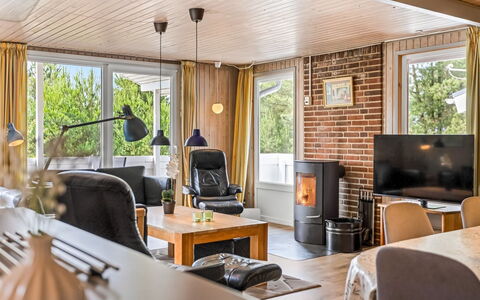 Gabriela - 1Km from the Sea: Møbel, Træ, Indretning, Stue, Couch, Loft, Gulvbelægning, Hjem, Stol, Etage