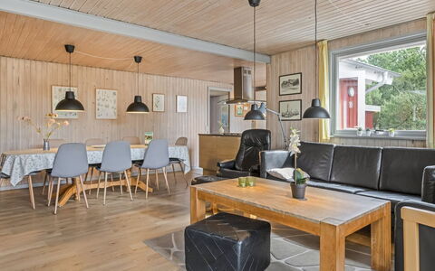 Gabriela - 1Km from the Sea: Træ, Gulvbelægning, Møbel, Indretning, Loft, Hjem, Etage, Stue, Couch, Trægulve