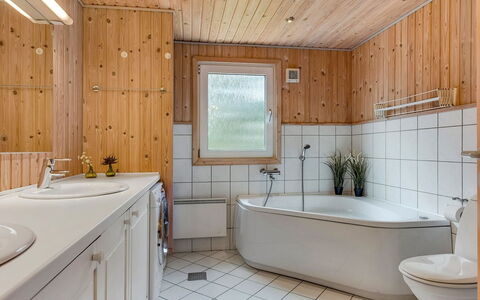 Gabriela - 1Km from the Sea: Gulvbelægning, Sanitærarmatur, Indretning, Træ, Etage, Loft, Tap, Badeværelse, Håndvask, Vvs