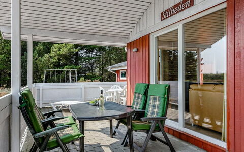 Gabriela - 1Km from the Sea: Træ, Møbel, Etage, Gulvbelægning, Dør, Hjem, Bejdse, Stol, Veranda, Hårdttræ