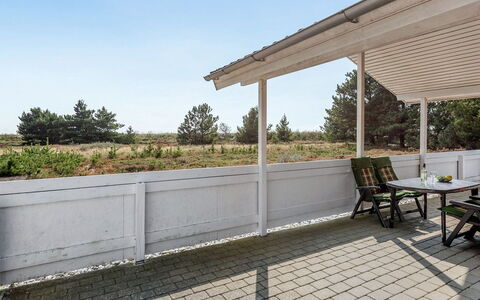 Gabriela - 1Km from the Sea: Kompositmateriale, Skygge, Beton, Veranda, Udendørs Struktur, Sidespor, Bejdse, Dæk, Dagslys, Pergola