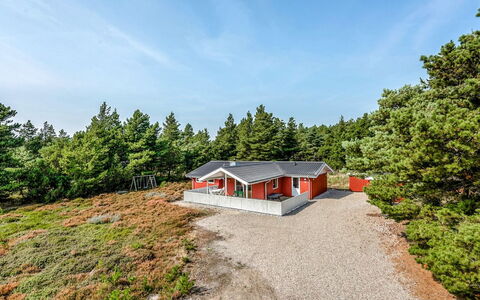 Gabriela - 1Km from the Sea: Bygning, Hus, Vindue, Hjem, Tag, Boligområde, Busk, Sommerhus, Land Lot