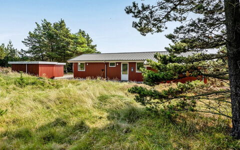 Gabriela - 1Km from the Sea: Bygning, Hus, Vindue, Hjem, Tag, Boligområde, Busk, Sommerhus, Land Lot