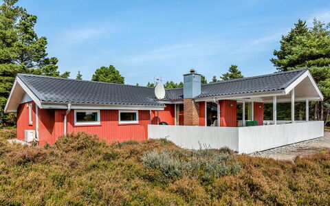 Gabriela - 1Km from the Sea: Bygning, Hus, Vindue, Hjem, Tag, Boligområde, Busk, Sommerhus, Land Lot