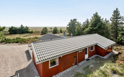 Gabriela - 1Km from the Sea: Bygning, Hus, Vindue, Hjem, Tag, Boligområde, Busk, Sommerhus, Land Lot