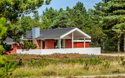 Gabriela - 1Km from the Sea: Bygning, Hus, Vindue, Hjem, Tag, Boligområde, Busk, Sommerhus, Land Lot