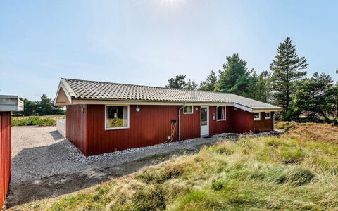 Gabriela - 1Km from the Sea: Bygning, Hus, Vindue, Hjem, Tag, Boligområde, Busk, Sommerhus, Land Lot
