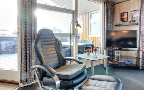 Elsbeth - 500M from the Sea: Indretning, Møbel, Gulvbelægning, Etage, Loft, Værelse, Stue, Stol, Couch