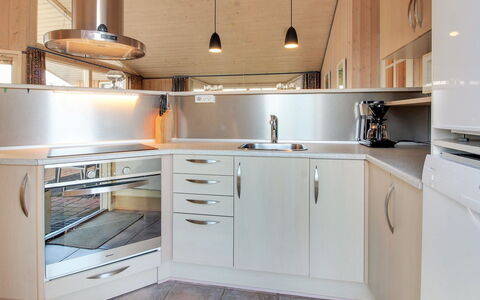 Elsbeth - 500M from the Sea: Køkken, Køkken Apparat, Countertop, Cabinetry, Større Bandage, Indretning, Gulvbelægning, Træ, Møbel, Husholdningsapparat