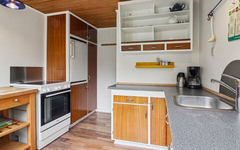Christian - 3.5Km from the Sea: Køkken, Countertop, Større Bandage, Køkken Apparat, Indretning, Cabinetry, Gulvbelægning, Træ, Møbel, Loft