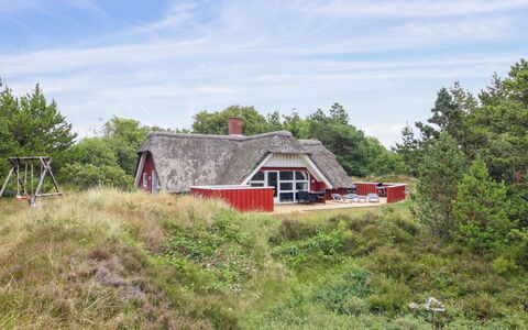 Dufa - 3.2Km from the Sea: Bygning, Hus, Vindue, Hjem, Tag, Boligområde, Busk, Sommerhus, Land Lot