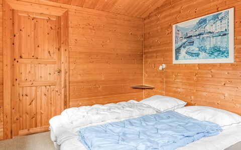 Patrizia - 1Km from the Sea: Træ, Soveværelse, Seng, Loft, Sengetøj, Sengetøj, Værelse, Bed Frame, Bjælkehytte, Hårdttræ