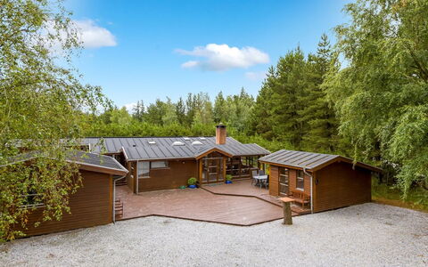 Patrizia - 1Km from the Sea: Bygning, Hus, Vindue, Hjem, Tag, Boligområde, Busk, Sommerhus, Land Lot