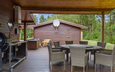 Patrizia - 1Km from the Sea: Bygning, Hus, Vindue, Hjem, Tag, Boligområde, Busk, Sommerhus, Land Lot