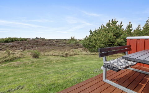Dida - 3.1Km from the Sea: Træ, Møbel, Udendørs Bench, Udendørs Møbler, Hårdttræ, Planke, Bænk, Bejdse, Prærie