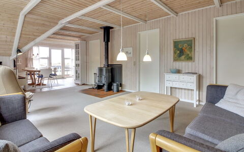 Dida - 3.1Km from the Sea: Indretning, Møbel, Gulvbelægning, Træ, Loft, Etage, Værelse, Stol, Stue, Hjem