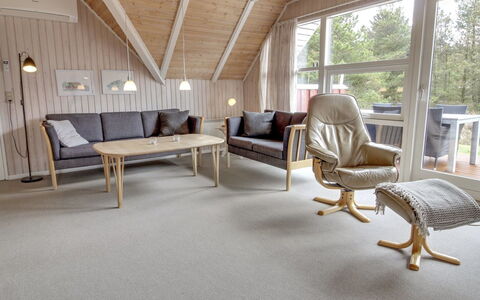 Dida - 3.1Km from the Sea: Gulvbelægning, Møbel, Træ, Indretning, Etage, Loft, Stue, Lejlighed, Stol, Hjem