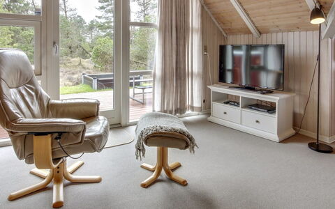 Dida - 3.1Km from the Sea: Møbel, Indretning, Gulvbelægning, Træ, Etage, Loft, Hjem, Værelse, Stue, Stol