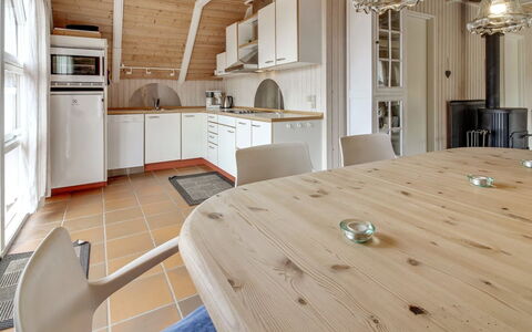 Dida - 3.1Km from the Sea: Møbel, Indretning, Gulvbelægning, Etage, Træ, Loft, Køkken, Countertop, Køkken & Spisebord, Værelse