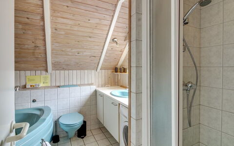 Dida - 3.1Km from the Sea: Træ, Sanitærarmatur, Gulvbelægning, Etage, Indretning, Vvs, Loft, Tap, Badeværelse, Værelse