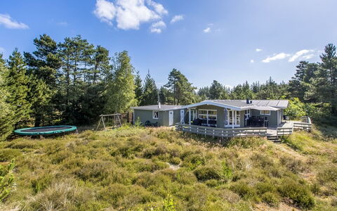 Silva - 3.9Km from the Sea: Hjem, Tag, Hus, Dør, Sommerhus, Skygge, Have, Bunddække, Veranda, Gård