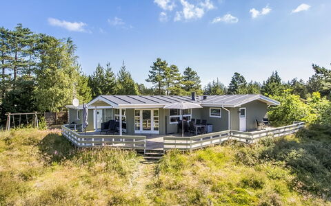 Silva - 3.9Km from the Sea: Hjem, Tag, Hus, Dør, Sommerhus, Skygge, Have, Bunddække, Veranda, Gård