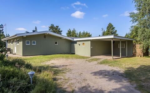 Silva - 3.9Km from the Sea: Hjem, Tag, Hus, Dør, Sommerhus, Skygge, Have, Bunddække, Veranda, Gård